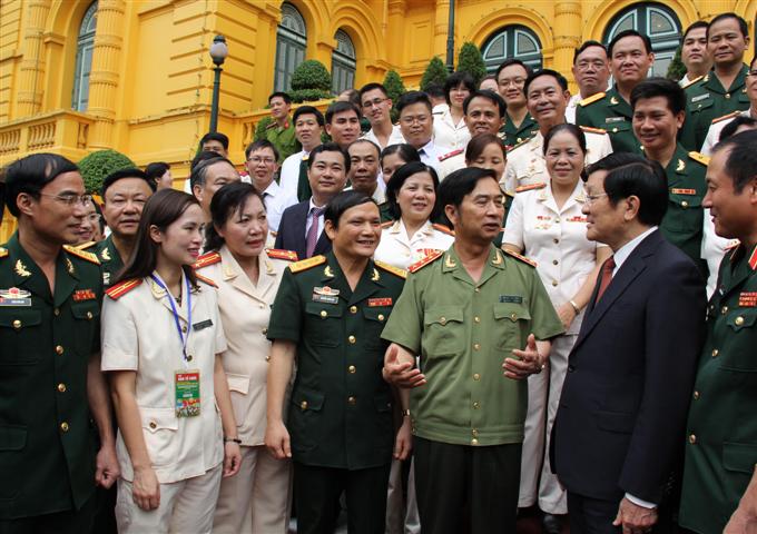 ທະວີຄູນບັນດາແບບຢ່າງດີເດັ່ນເພື່ອສ້າງກຳລັງກອງທັບປະຊາຊົນ, ຕຳຫຼວດປະຊາຊົນໃຫ້ໝັ້ນຄົງເຂັ້ມແຂງ